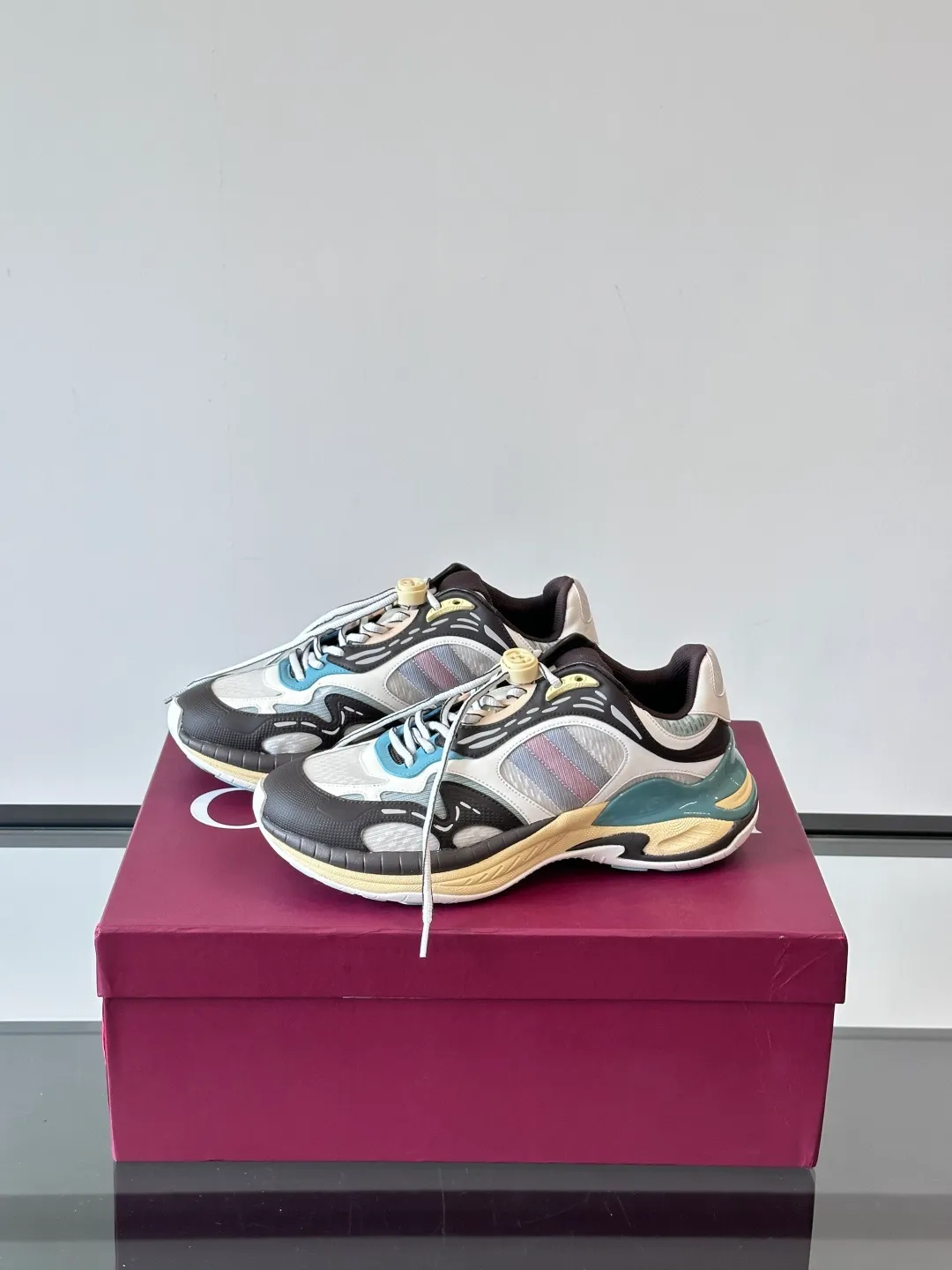 [G Home] Top P: 1020💰 Men’s size will be released first Size: 39-45 (45 customized) Gucci Gucci, couple model, women’s model will be released later, new 2.0 futuristic sports shoes‼ ️A pair of subversive sneakers is here. Gucci 2.0, a full series of 4 colors with key investment, smart silhouette: slightly curved forefoot design, you can clearly feel the propulsion when commuting and trotting, and it can enhance the sense of line extension when paired with wide-leg pants or cycling pants. EVA thick soles not only have a comfortable height-increasing effect, but also reduce weight (it actually lasts 3 hours of shopping without tiring your feet!) Highlight moments for lazy people: 2. Just choose it for airport wear! You can take them off in seconds after passing the security check (you can put them on as soon as you lift the heel strap), because the shoes come with a sliding buckle, so no need! ! Tie your shoes. Really achieve the sense of relaxation that goes with you.